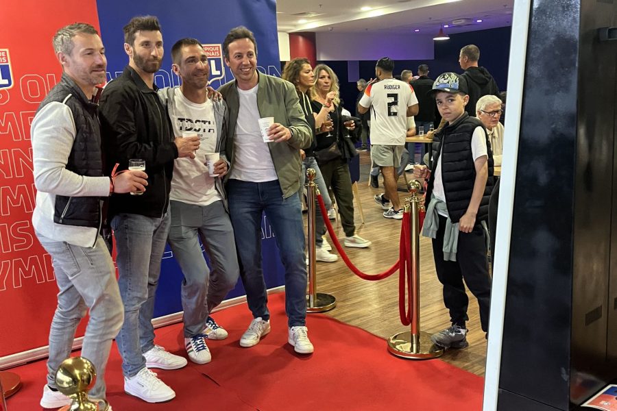 animation-photobooth-olympique-lyonnais-salon-groupe-hommes animation-photobooth-olympique-lyonnais-salon-groupe-hommes